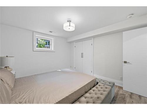 568 Dynes Road, Burlington, ON - Indoor