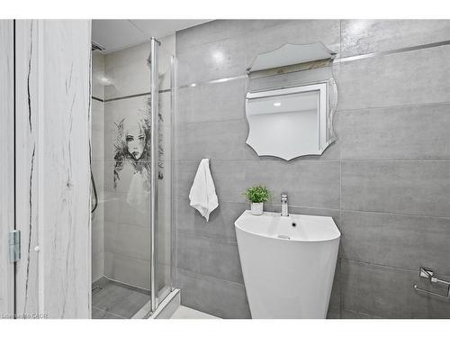 568 Dynes Road, Burlington, ON - Indoor Photo Showing Bathroom