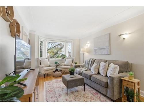 76 East 15Th Street, Hamilton, ON - Indoor Photo Showing Living Room