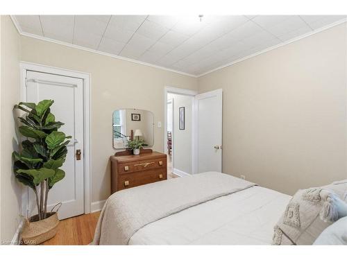 76 East 15Th Street, Hamilton, ON - Indoor Photo Showing Bedroom