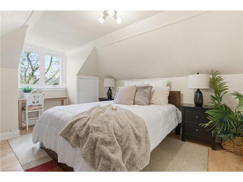 76 East 15Th Street, Hamilton, ON - Indoor Photo Showing Bedroom