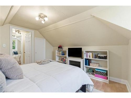 76 East 15Th Street, Hamilton, ON - Indoor Photo Showing Bedroom