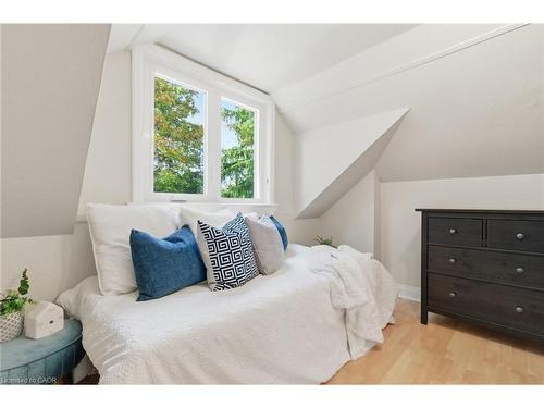 76 East 15Th Street, Hamilton, ON - Indoor Photo Showing Bedroom