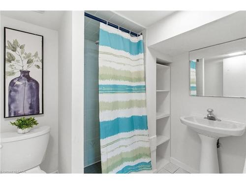 76 East 15Th Street, Hamilton, ON - Indoor Photo Showing Bathroom