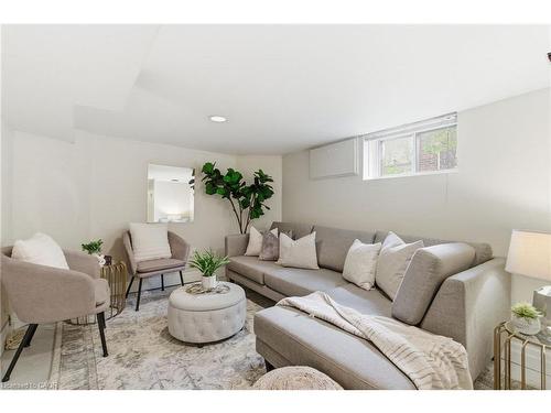 76 East 15Th Street, Hamilton, ON - Indoor Photo Showing Living Room