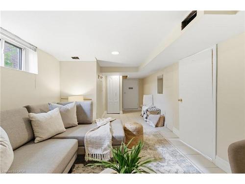 76 East 15Th Street, Hamilton, ON - Indoor Photo Showing Bedroom