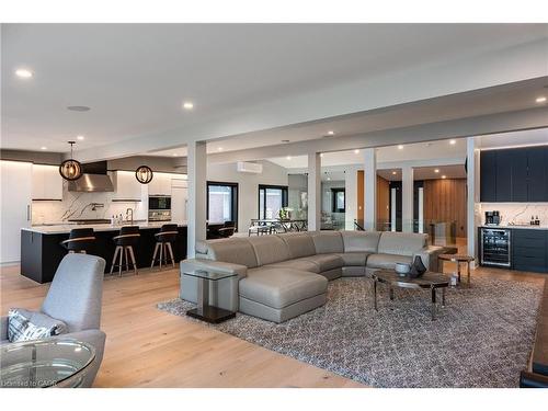121 Edgecliffe Place, Burlington, ON - Indoor Photo Showing Living Room