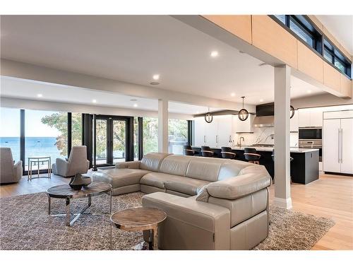 121 Edgecliffe Place, Burlington, ON - Indoor Photo Showing Living Room