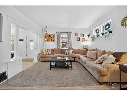 22 Griffith Street, Welland, ON - Indoor Photo Showing Living Room