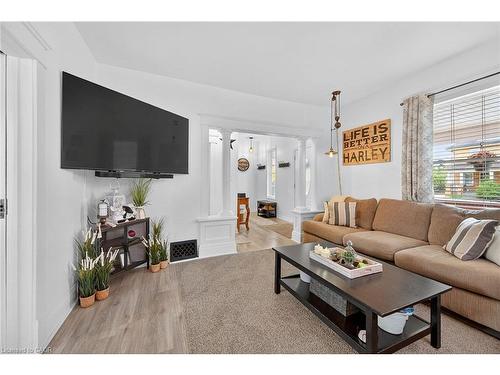 22 Griffith Street, Welland, ON - Indoor Photo Showing Living Room