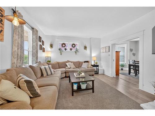 22 Griffith Street, Welland, ON - Indoor Photo Showing Living Room