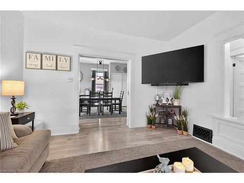 22 Griffith Street, Welland, ON - Indoor Photo Showing Living Room