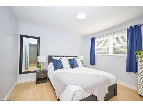 2214 Prospect Street, Burlington, ON - Indoor Photo Showing Bedroom