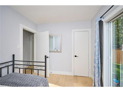 2214 Prospect Street, Burlington, ON - Indoor Photo Showing Bedroom