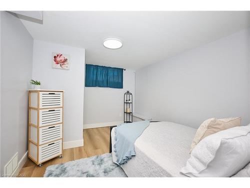 2214 Prospect Street, Burlington, ON - Indoor Photo Showing Bedroom