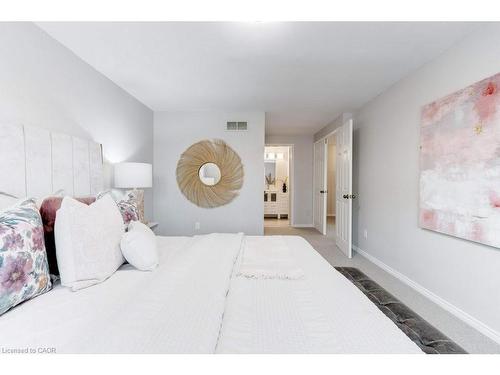 4-1509 Upper Middle Road, Burlington, ON - Indoor Photo Showing Bedroom