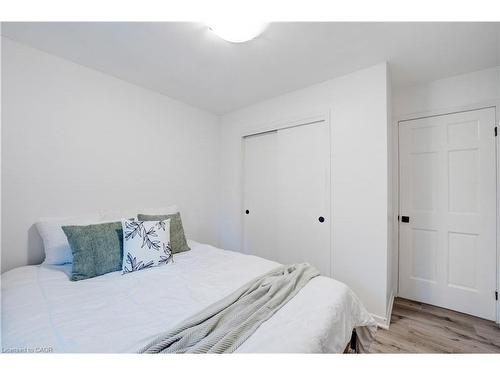 7250 Maywood Street, Niagara Falls, ON - Indoor Photo Showing Bedroom