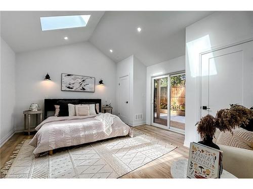 654 West 5Th Street, Hamilton, ON - Indoor Photo Showing Bedroom
