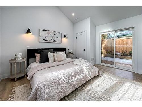 654 West 5Th Street, Hamilton, ON - Indoor Photo Showing Bedroom