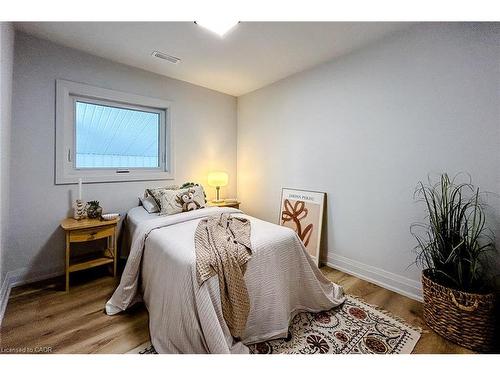 654 West 5Th Street, Hamilton, ON - Indoor Photo Showing Bedroom