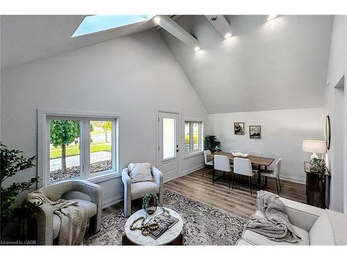 654 West 5Th Street, Hamilton, ON - Indoor Photo Showing Living Room