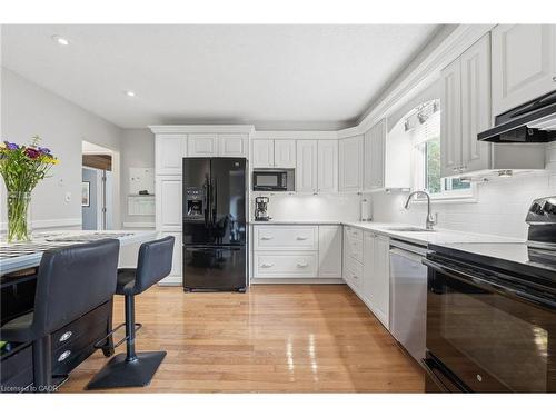 668 Tomahawk Crescent, Ancaster, ON - Indoor Photo Showing Kitchen With Upgraded Kitchen