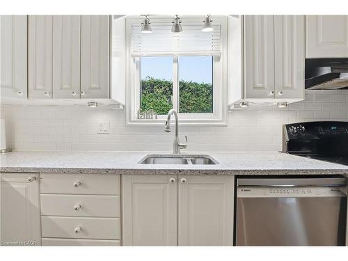 668 Tomahawk Crescent, Ancaster, ON - Indoor Photo Showing Kitchen With Double Sink