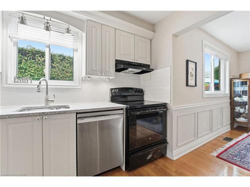 668 Tomahawk Crescent, Ancaster, ON - Indoor Photo Showing Kitchen
