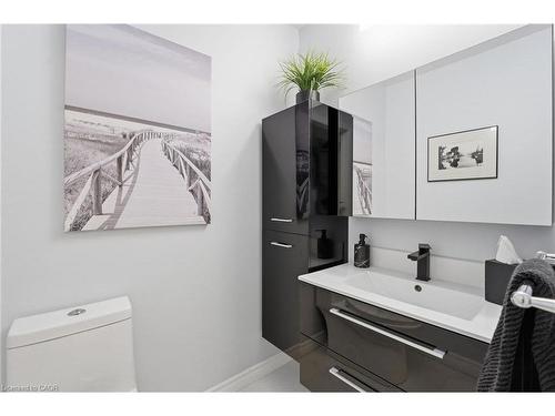 668 Tomahawk Crescent, Ancaster, ON - Indoor Photo Showing Bathroom