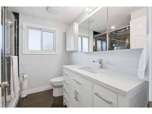 668 Tomahawk Crescent, Ancaster, ON - Indoor Photo Showing Bathroom