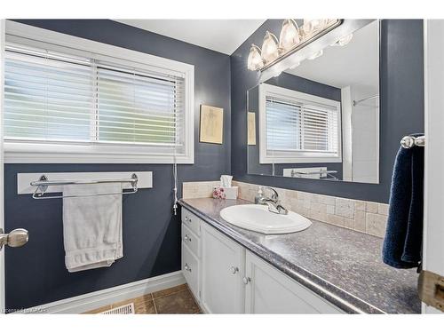 668 Tomahawk Crescent, Ancaster, ON - Indoor Photo Showing Bathroom