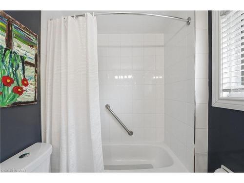 668 Tomahawk Crescent, Ancaster, ON - Indoor Photo Showing Bathroom
