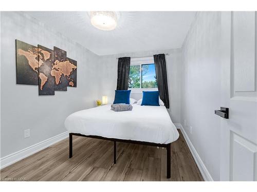 Main-2258 Manchester Drive, Burlington, ON - Indoor Photo Showing Bedroom