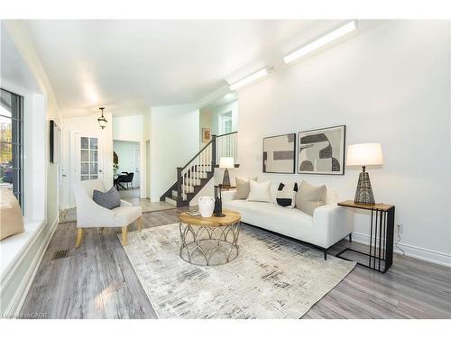 5433 Spruce Avenue, Burlington, ON - Indoor Photo Showing Living Room
