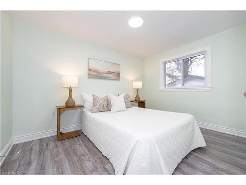 5433 Spruce Avenue, Burlington, ON - Indoor Photo Showing Bedroom