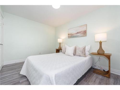 5433 Spruce Avenue, Burlington, ON - Indoor Photo Showing Bedroom