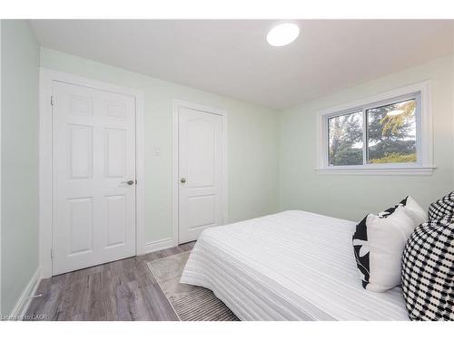 5433 Spruce Avenue, Burlington, ON - Indoor Photo Showing Bedroom