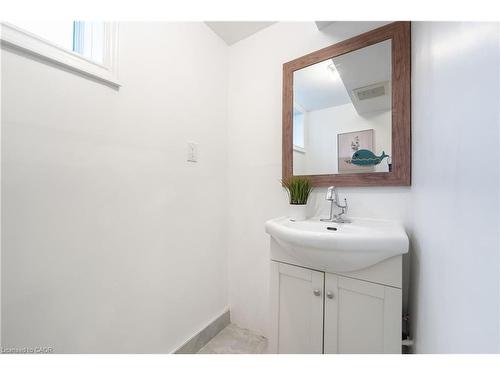 5433 Spruce Avenue, Burlington, ON - Indoor Photo Showing Bathroom