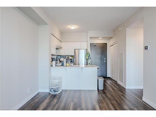 610-15 Queen Street S, Hamilton, ON - Indoor Photo Showing Kitchen