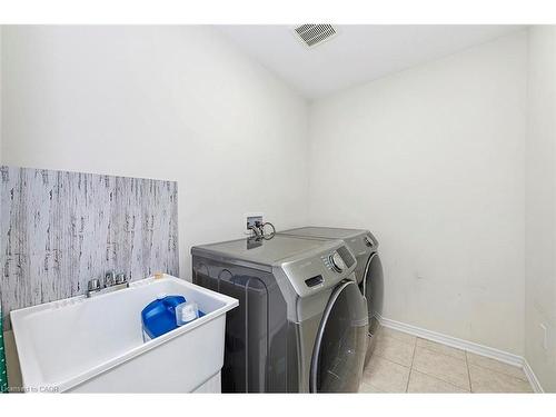 220 Bedrock Drive, Hamilton, ON - Indoor Photo Showing Laundry Room