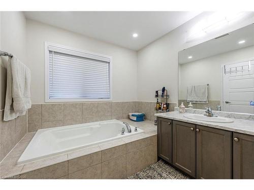 220 Bedrock Drive, Hamilton, ON - Indoor Photo Showing Bathroom
