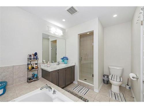 220 Bedrock Drive, Hamilton, ON - Indoor Photo Showing Bathroom