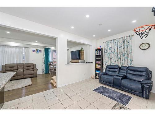 220 Bedrock Drive, Hamilton, ON - Indoor Photo Showing Living Room