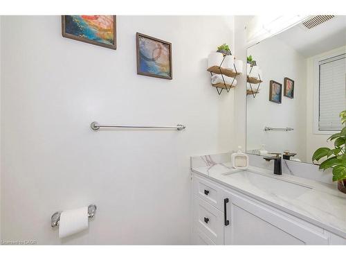 220 Bedrock Drive, Hamilton, ON - Indoor Photo Showing Bathroom