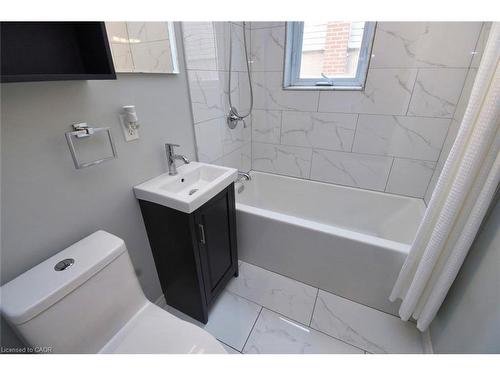158 Howe Avenue, Hamilton, ON - Indoor Photo Showing Bathroom