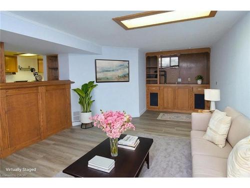 158 Howe Avenue, Hamilton, ON - Indoor Photo Showing Living Room