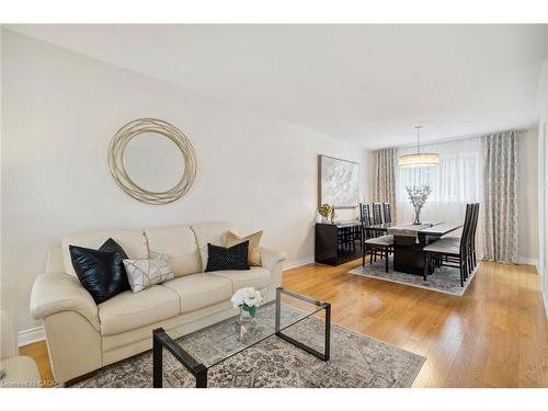 1902 Beechknoll Avenue, Mississauga, ON - Indoor Photo Showing Living Room