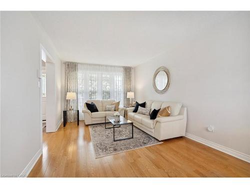 1902 Beechknoll Avenue, Mississauga, ON - Indoor Photo Showing Living Room