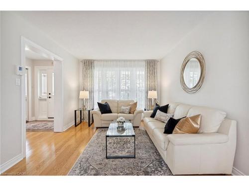 1902 Beechknoll Avenue, Mississauga, ON - Indoor Photo Showing Living Room