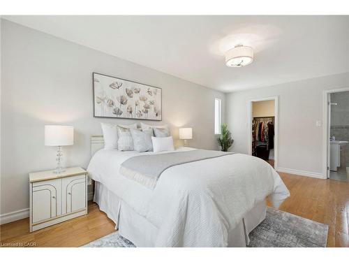 1902 Beechknoll Avenue, Mississauga, ON - Indoor Photo Showing Bedroom